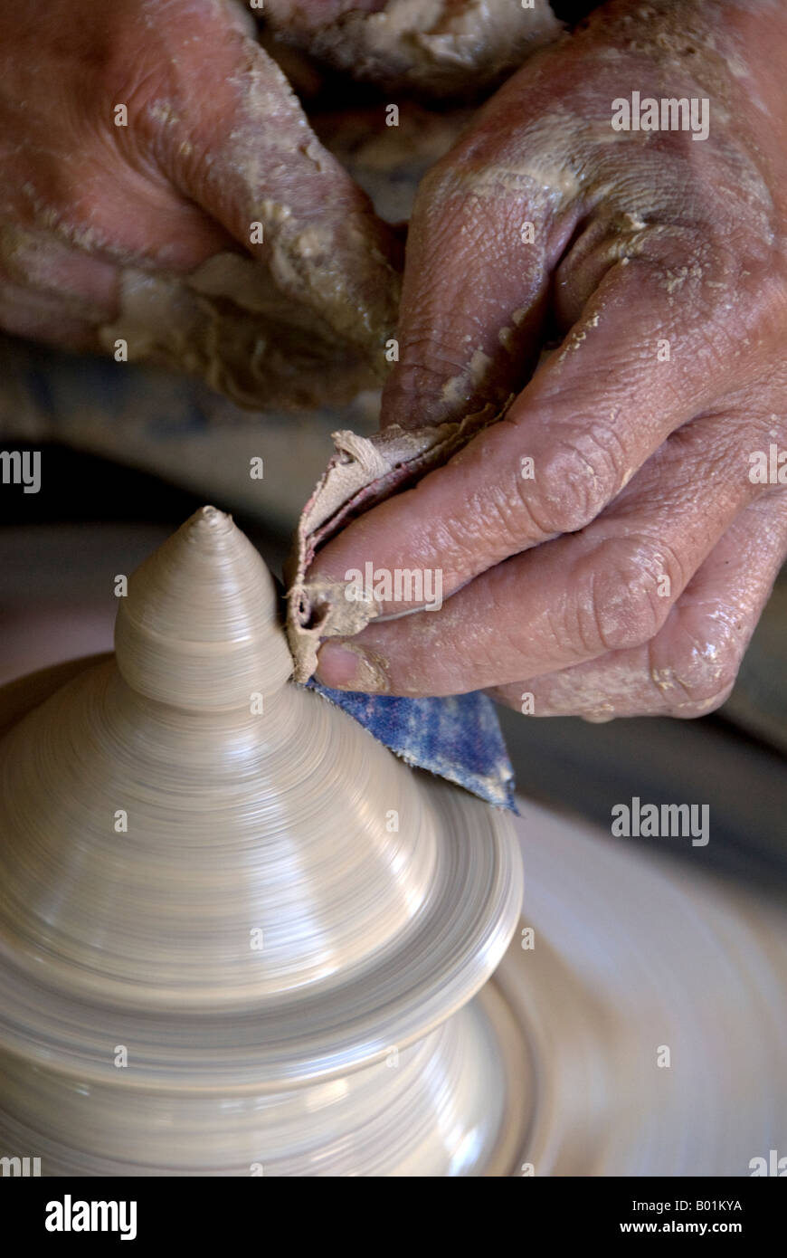 Close up of potter travailler avec un pot en argile Banque D'Images