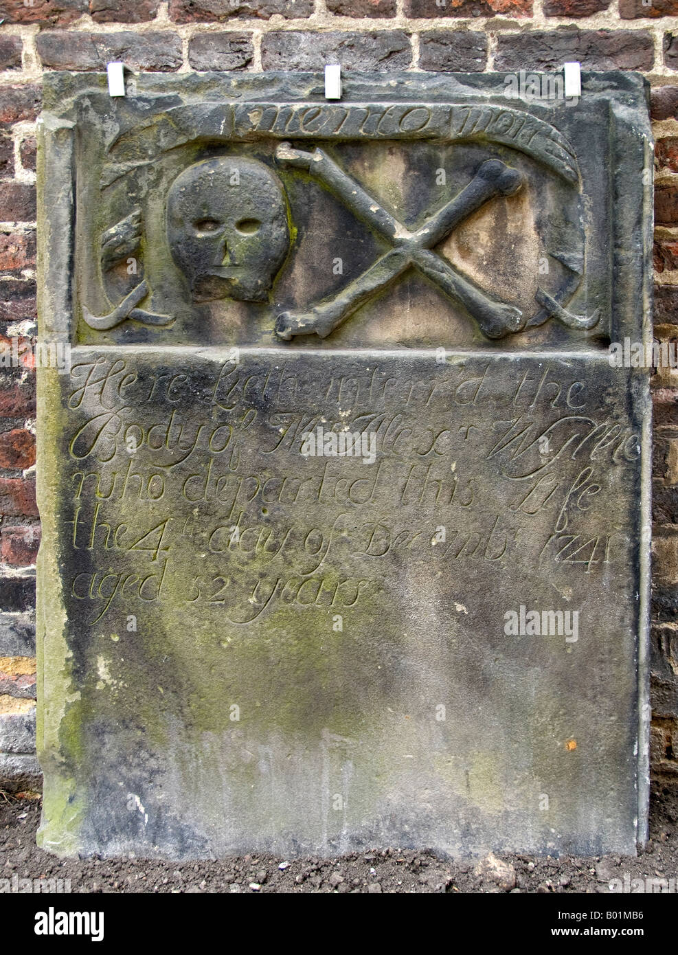 Pierre tombale à l'église de Saint Georges à l'Est, près de Shadwell, Londres, Angleterre, Royaume-Uni. Banque D'Images