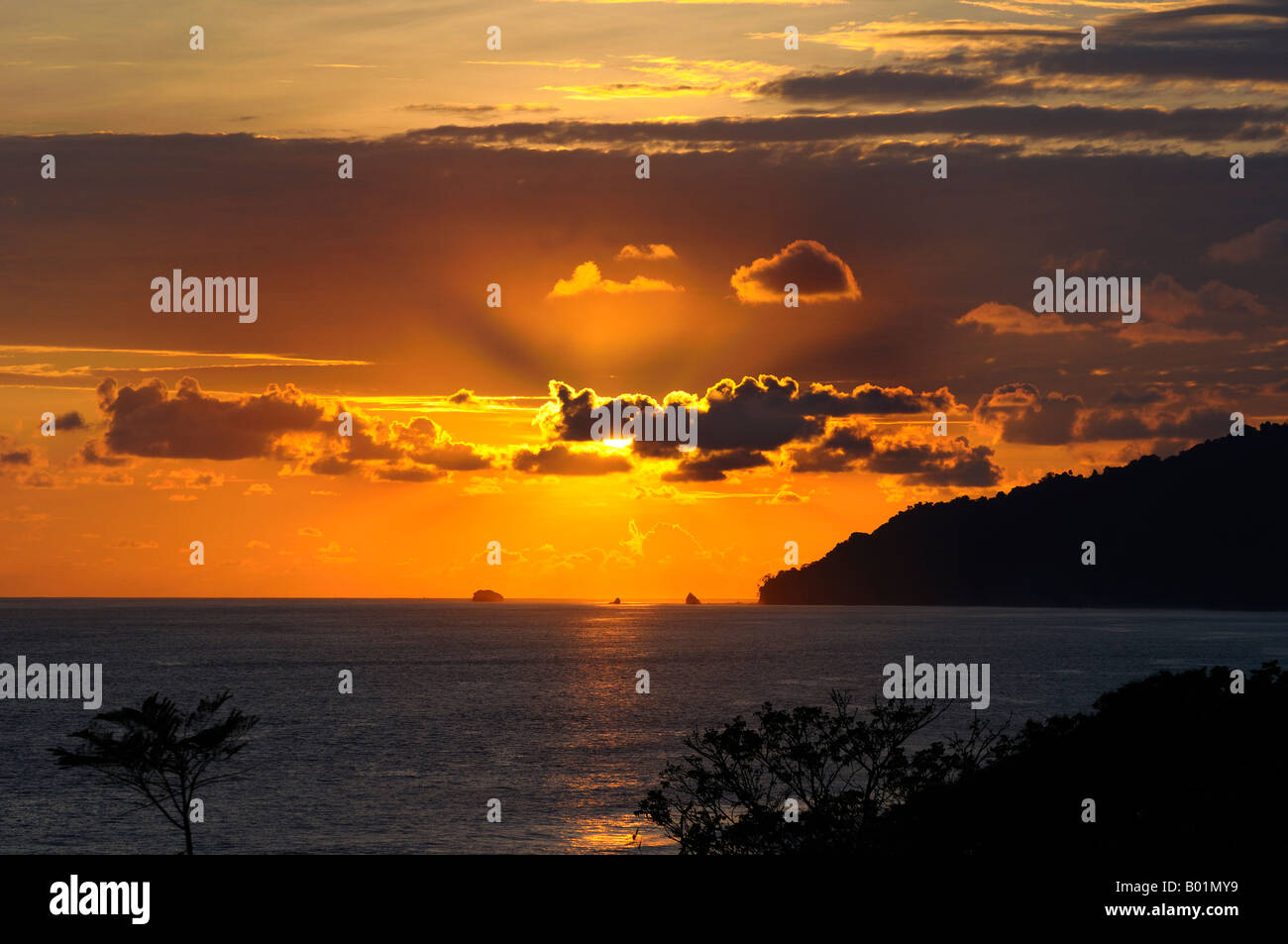 Dieux soleil au coucher du soleil sur l'océan Pacifique en Karaté Péninsule d'Osa au Costa Rica Banque D'Images