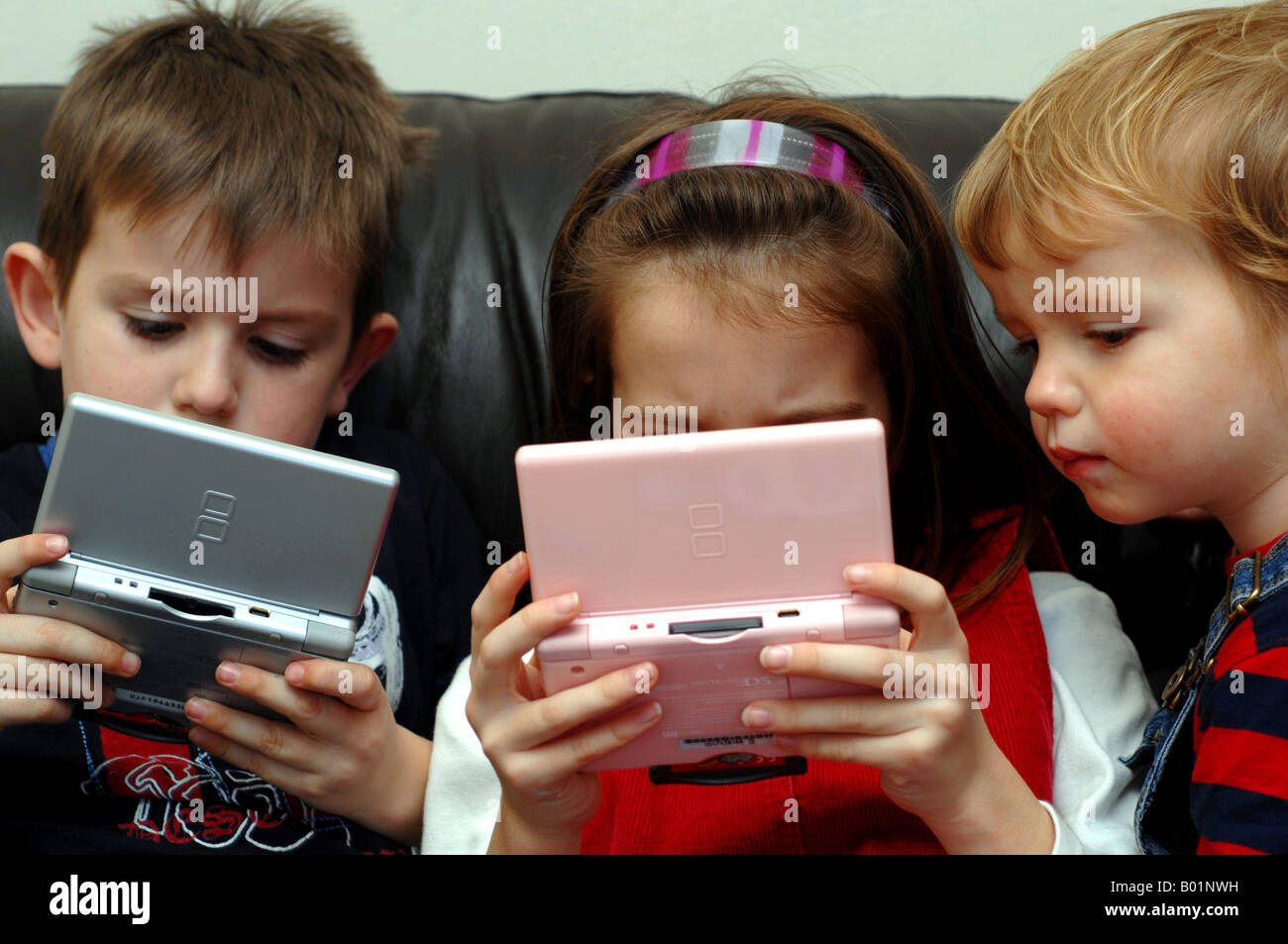 Les enfants jouer Nintendo DS lite jeu vidéo Photo Stock - Alamy