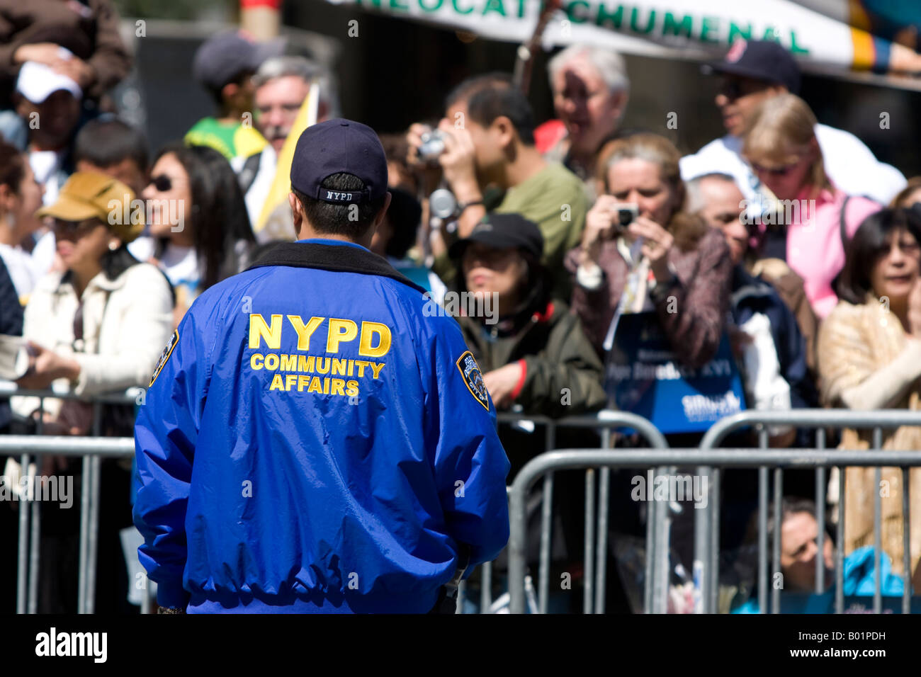 Un officier des affaires communautaires de la police de l'air sur une foule de personnes se sont rassemblées sur la 5e Avenue à New York pour le Pape Benoît. Banque D'Images