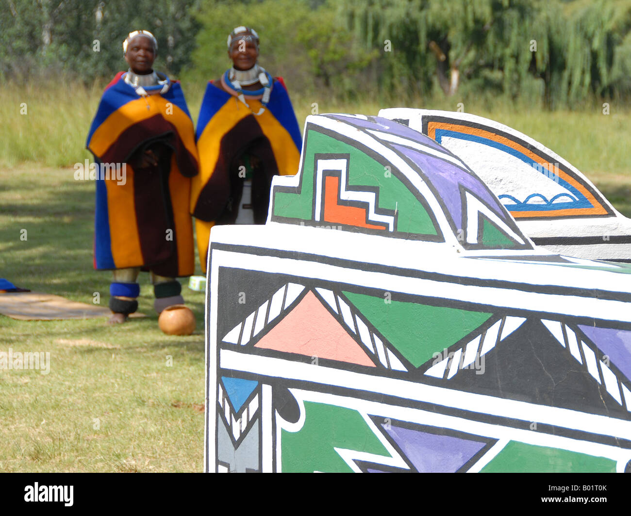 Deux femme Ndebele dans leurs vêtements traditionnels dans le village musée de Botshabelo en Afrique du Sud près de Middelburg. Banque D'Images