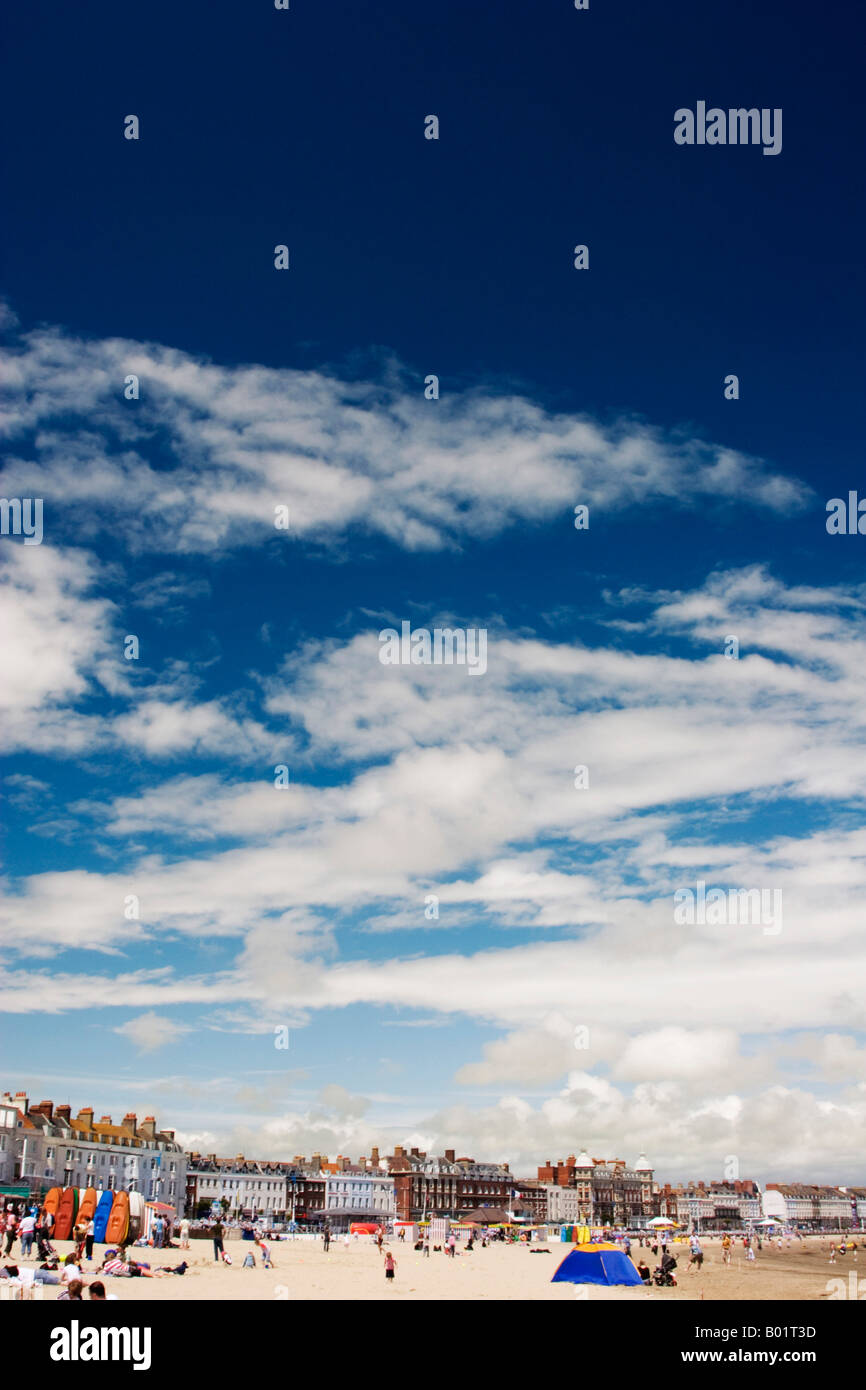 Plage de Weymouth sous un ciel bleu profond Banque D'Images