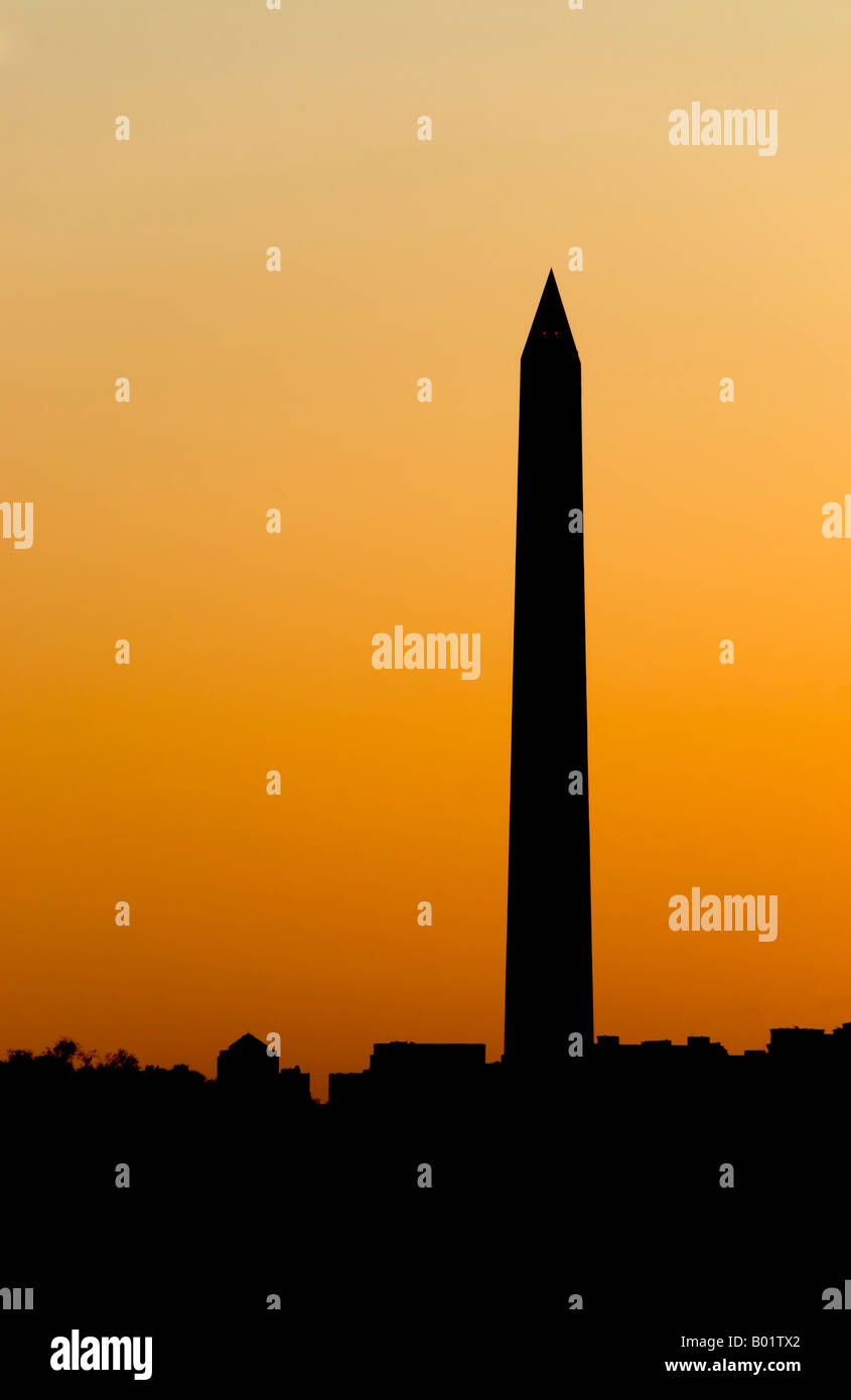 Washington Monument Silhouette Sunset Washington DC // WASHINGTON DC, États-Unis — le Washington Monument, un obélisque de marbre de 555 pieds sur le National Mall, est dessiné contre la lueur orange d'un coucher de soleil d'été à Washington DC. Achevé en 1884, le monument rend hommage au premier président américain, George Washington. La structure emblématique se dresse comme la plus haute structure en pierre et le plus haut obélisque du monde. Le monument est situé sur l'axe central du National Mall, entre le Capitole des États-Unis et le Lincoln Memorial. Banque D'Images