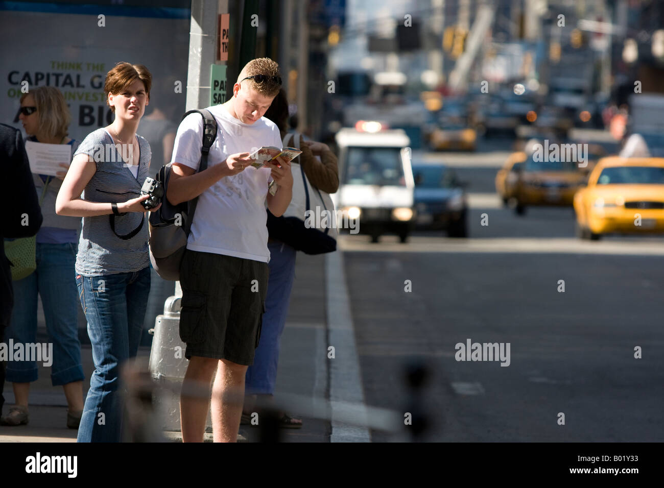 Contrôle du touriste leur carte sur un beau matin d'avril, dans la ville de New York. Banque D'Images