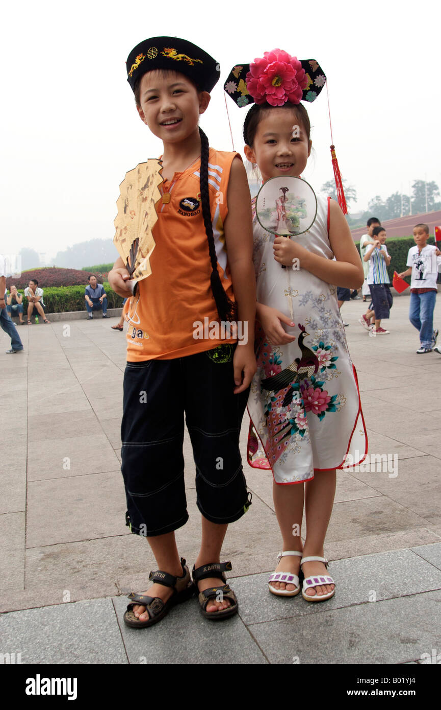 Les enfants en costumes impériaux à l'extérieur de la Cité Interdite, Beijing Chine Banque D'Images