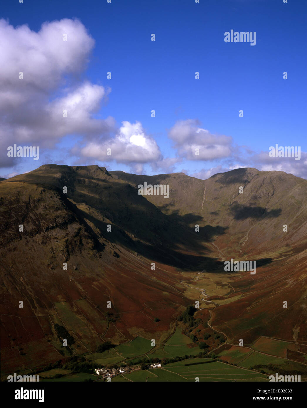 Une vue de Wasdale Head et Mosedale de Lingmell, montrant un panorama de gauche à droite du pilier rouge Pike a Kirk Cumbria Banque D'Images