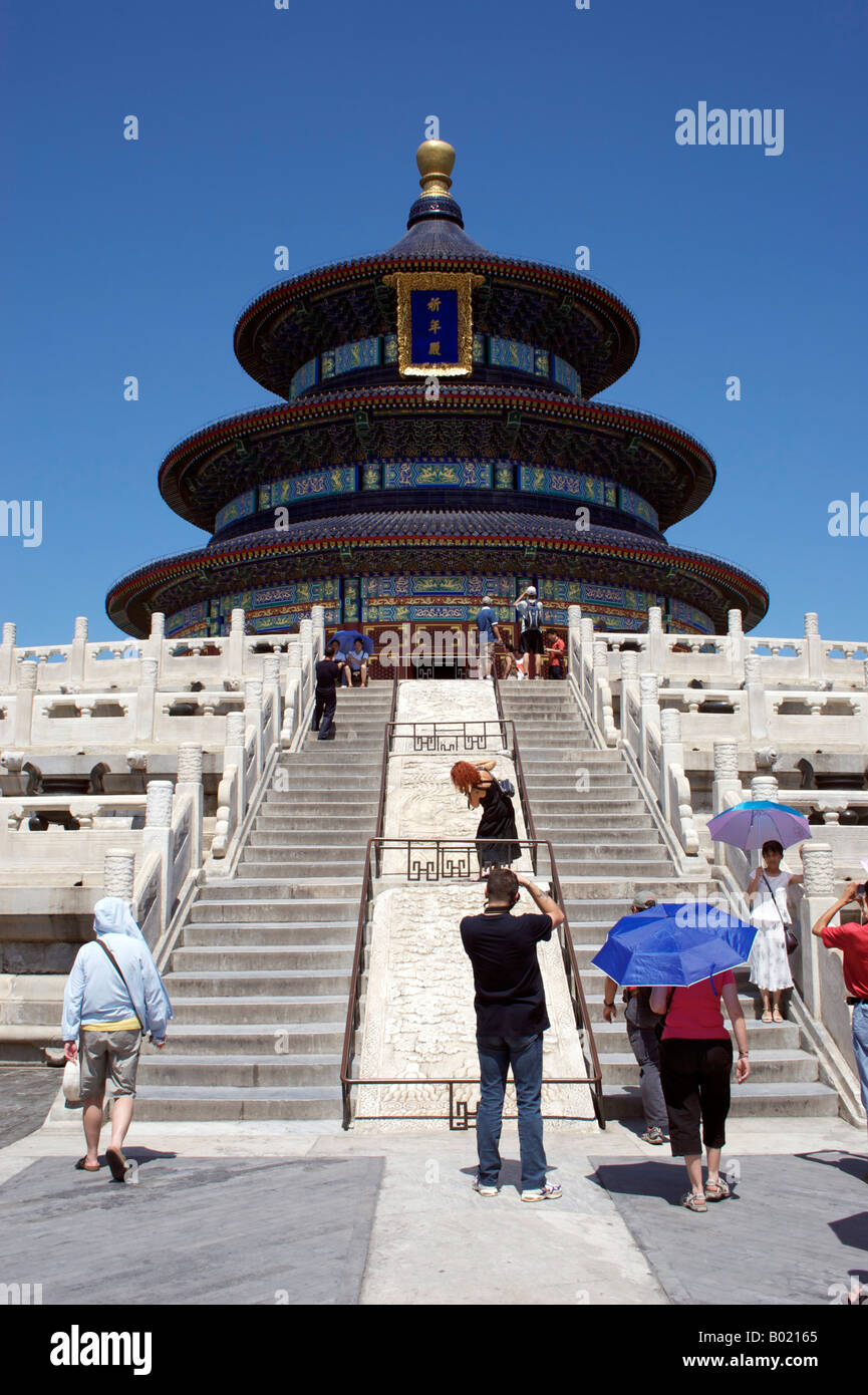 Les touristes avec des parasols à l'entrée du temple du Ciel, Beijing Chine Banque D'Images