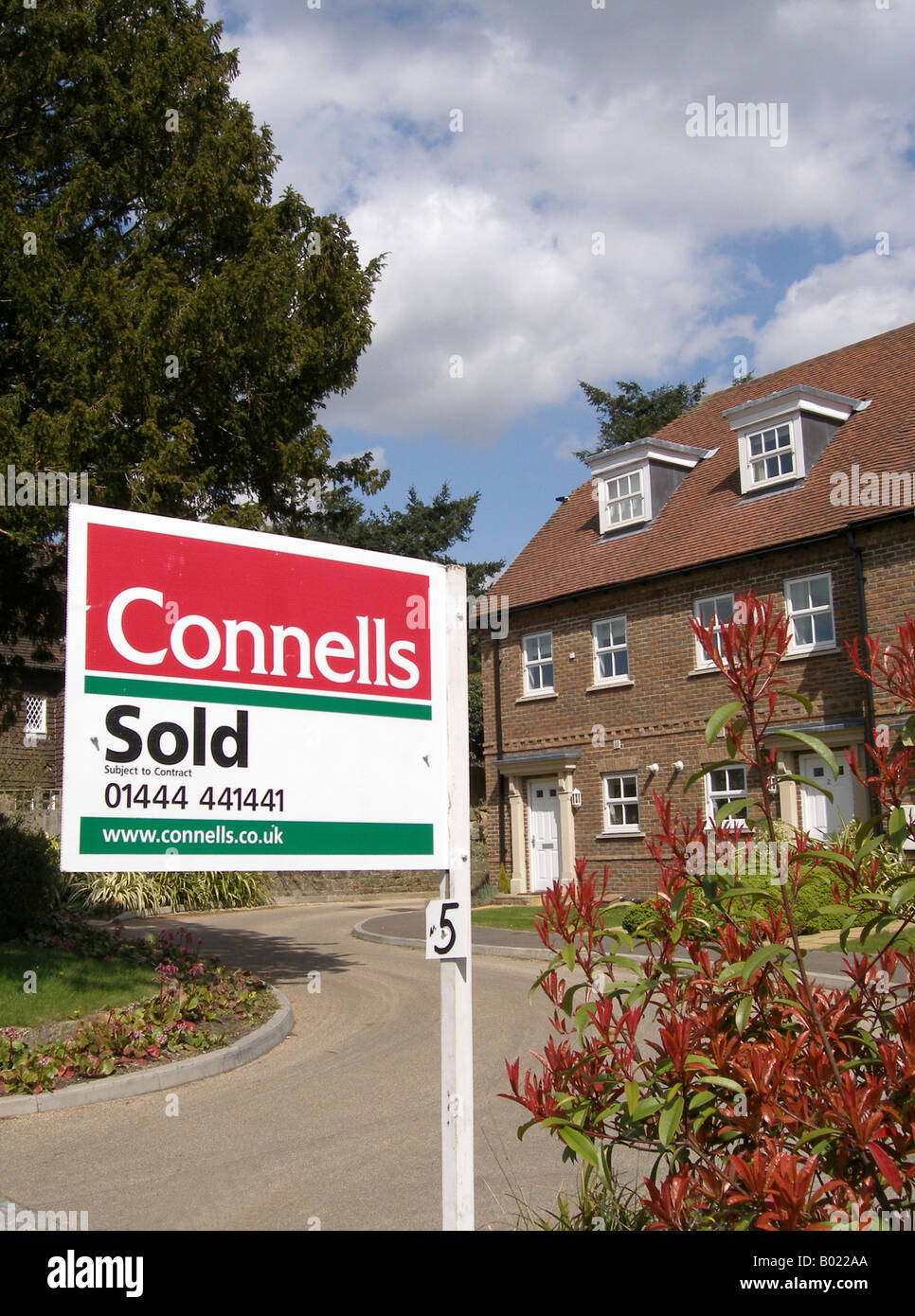 Agents immobiliers vendus affiche à l'extérieur de maison moderne, Ardingly, West Sussex, England, UK, Royaume-Uni, Grande-Bretagne, Europe Banque D'Images