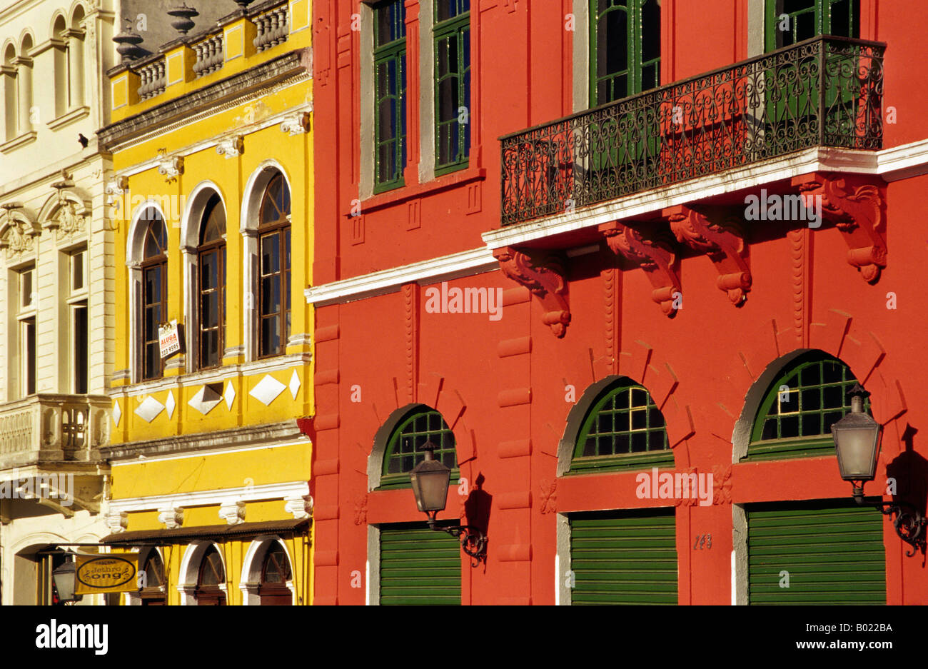 Architecture colorée du XIXe siècle à Curitiba, Paraná, Brésil, présentant des façades ornées et des bâtiments coloniaux dynamiques. Banque D'Images
