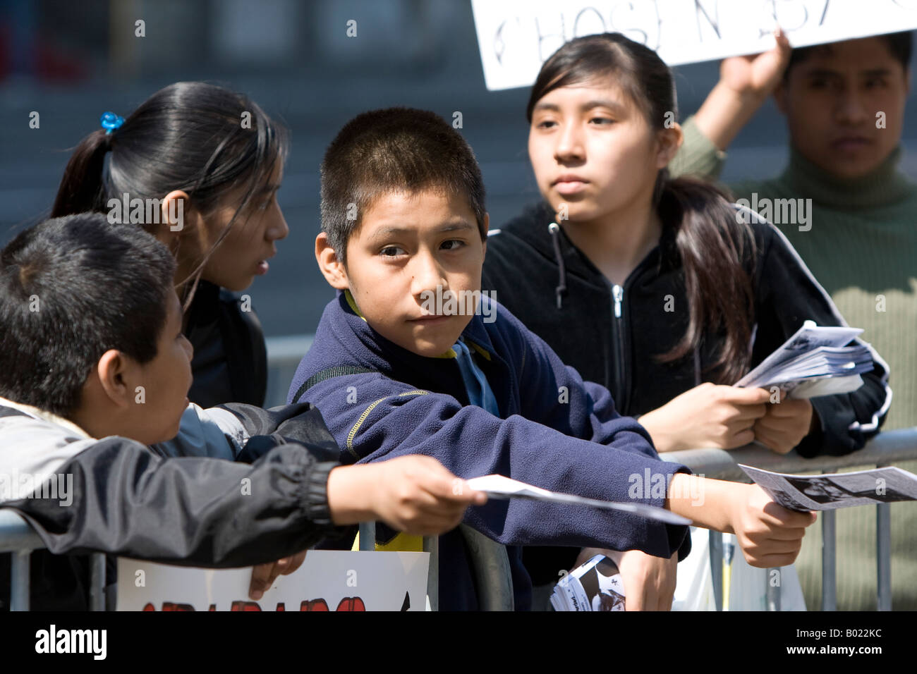 Les enfants passent à une protestation fliers pape rallye en 2008 à New York. Banque D'Images