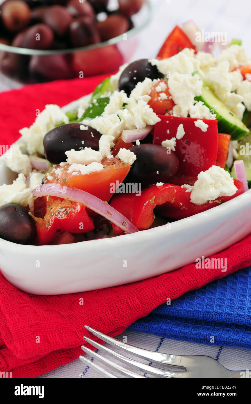 Salade grecque avec fromage feta et olives noires kalamata Banque D'Images