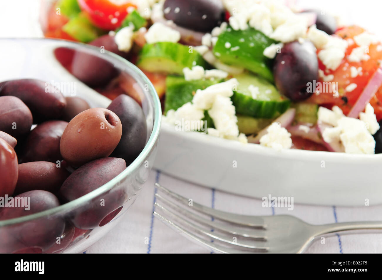 Olives noires kalamata et salade grecque avec fromage feta Banque D'Images