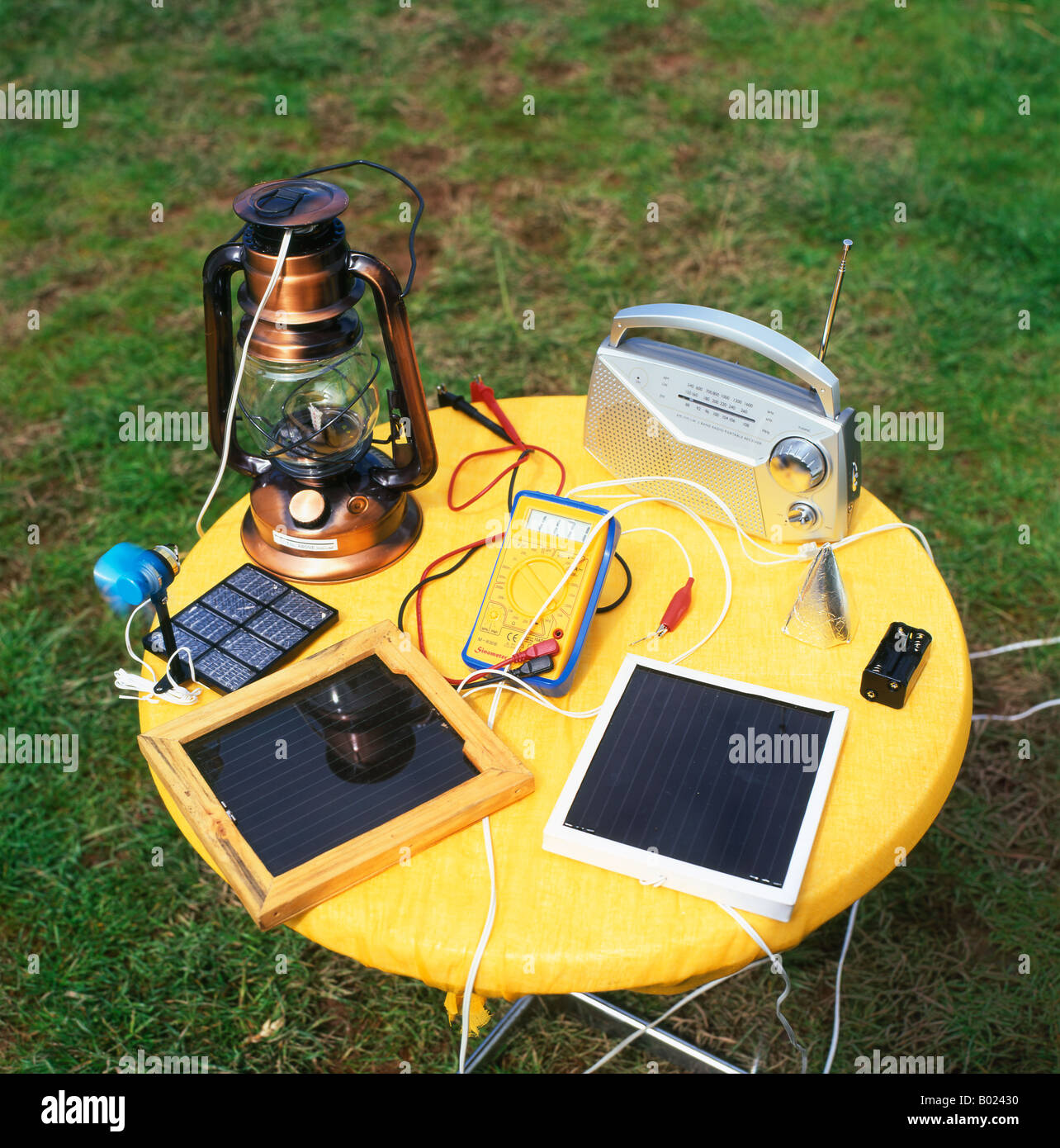 Appareils solaires, lanterne, radio, tablette, gadgets et gadgets fabriqués  en Afrique sur une petite table Hay-on-Wye, pays de Galles, Royaume-Uni  KATHY DEWITT Photo Stock - Alamy