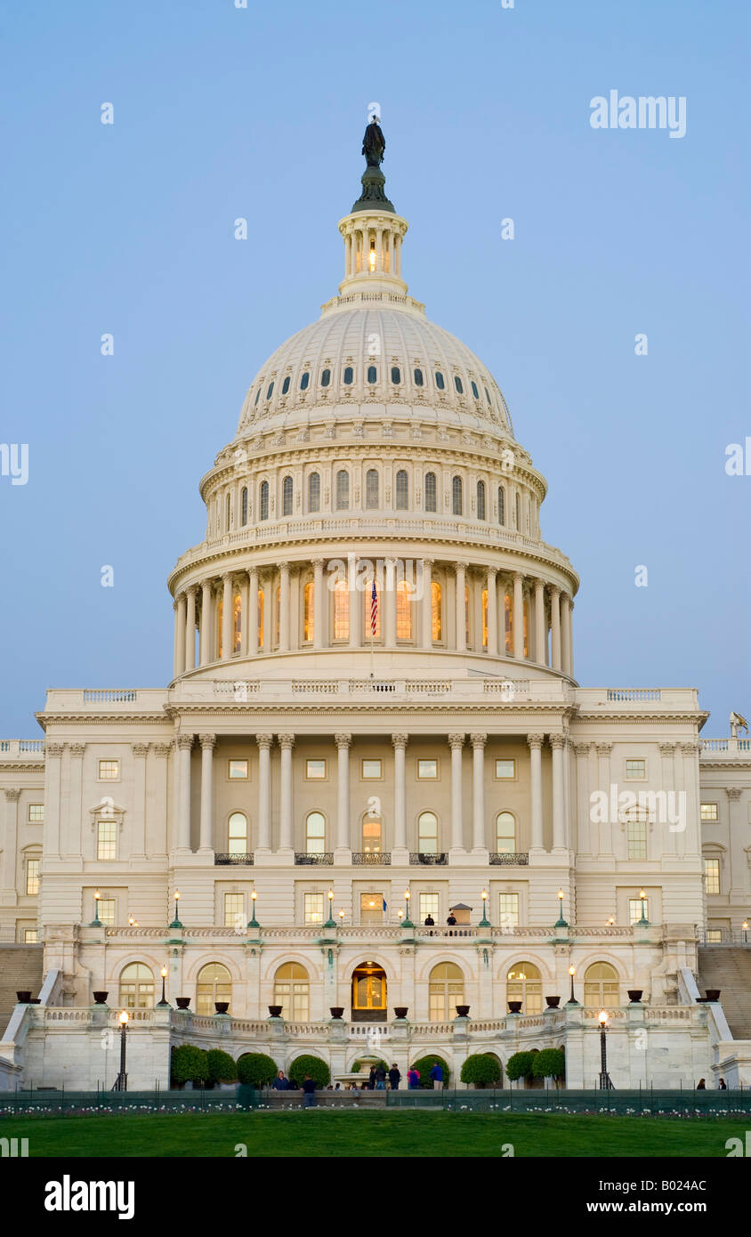 Bâtiment du Capitole DES ÉTATS-UNIS au crépuscule Washington DC // WASHINGTON DC — le bâtiment du Capitole des États-Unis, qui abrite le Congrès américain, est illuminé au crépuscule sur Capitol Hill. Le dôme et la façade emblématiques du bâtiment sont éclairés, projetant une lueur chaude sur le ciel crépusculaire. La Statue de la liberté se dresse au sommet du dôme. Le Capitole est un symbole important du gouvernement des États-Unis. Banque D'Images