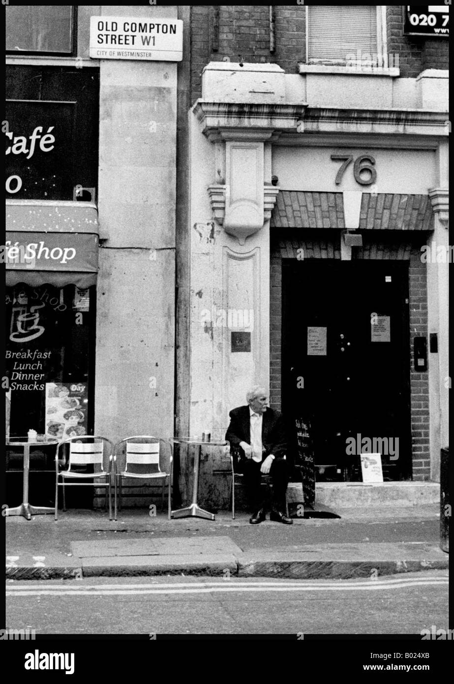 Homme assis à l'extérieur de cafe sur Old Compton Street, Soho Banque D'Images