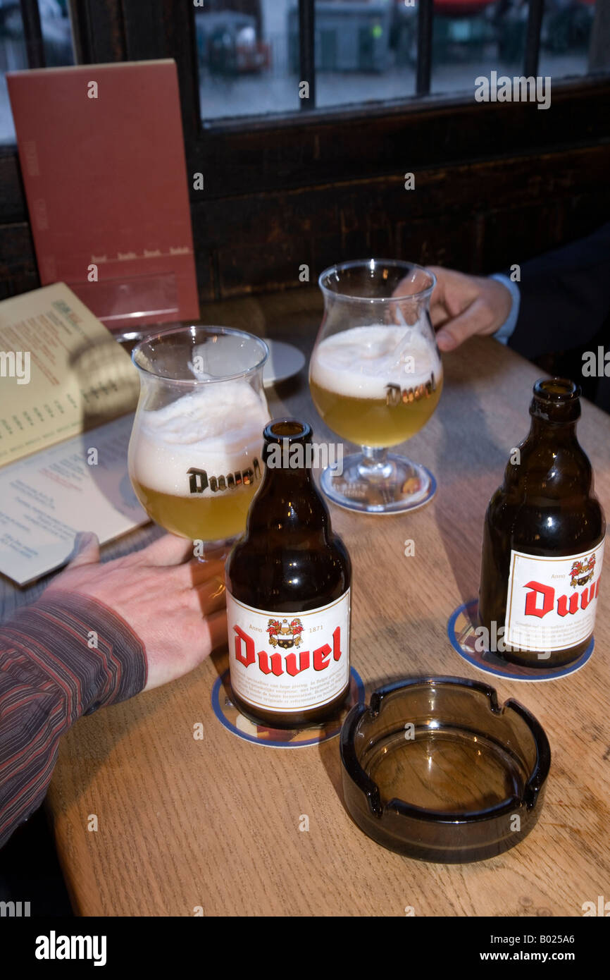 Bière belge dans Le Roy d'Espagne bar. Grand Place, Bruxelles. Belgique Banque D'Images