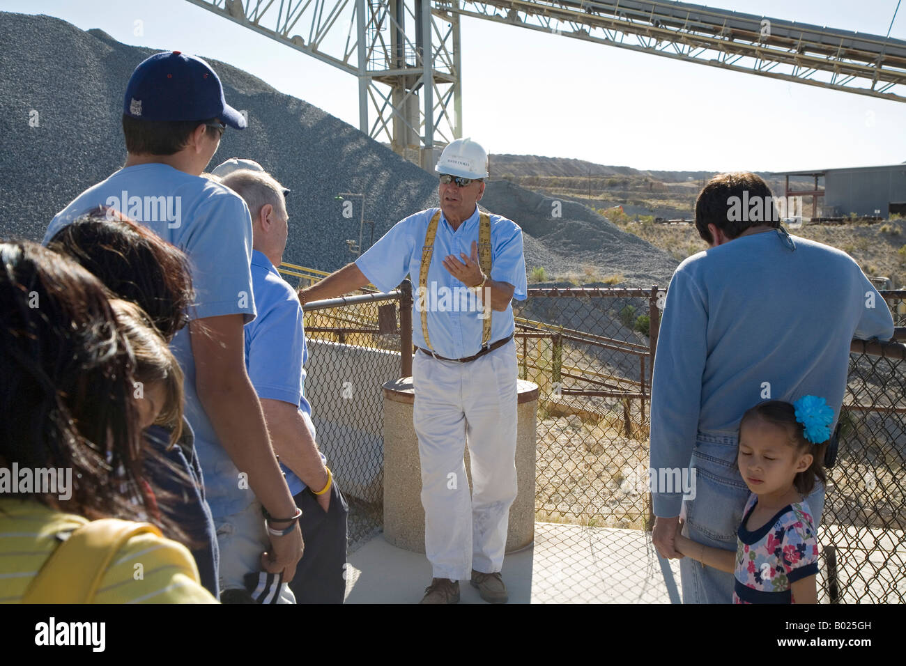 - Sahuarita Arizona un guide parle aux visiteurs une visite de la Mission d'Asarco mine de cuivre à ciel ouvert et mill Banque D'Images