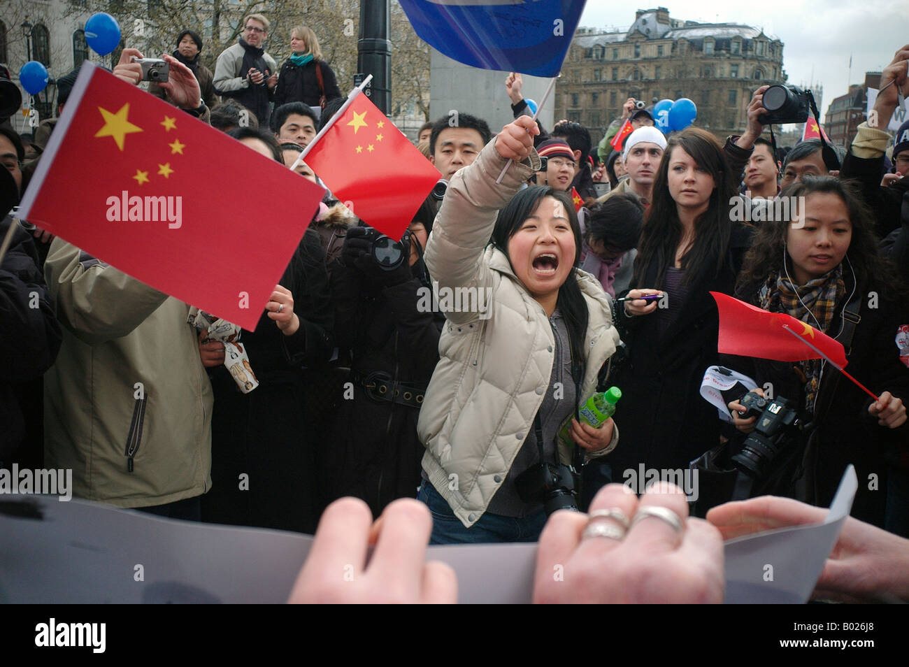 Une foule de partisans des Jeux Olympiques chinois d'attaquer verbalement une pro Groupe tibétain à Trafalgar Square Banque D'Images