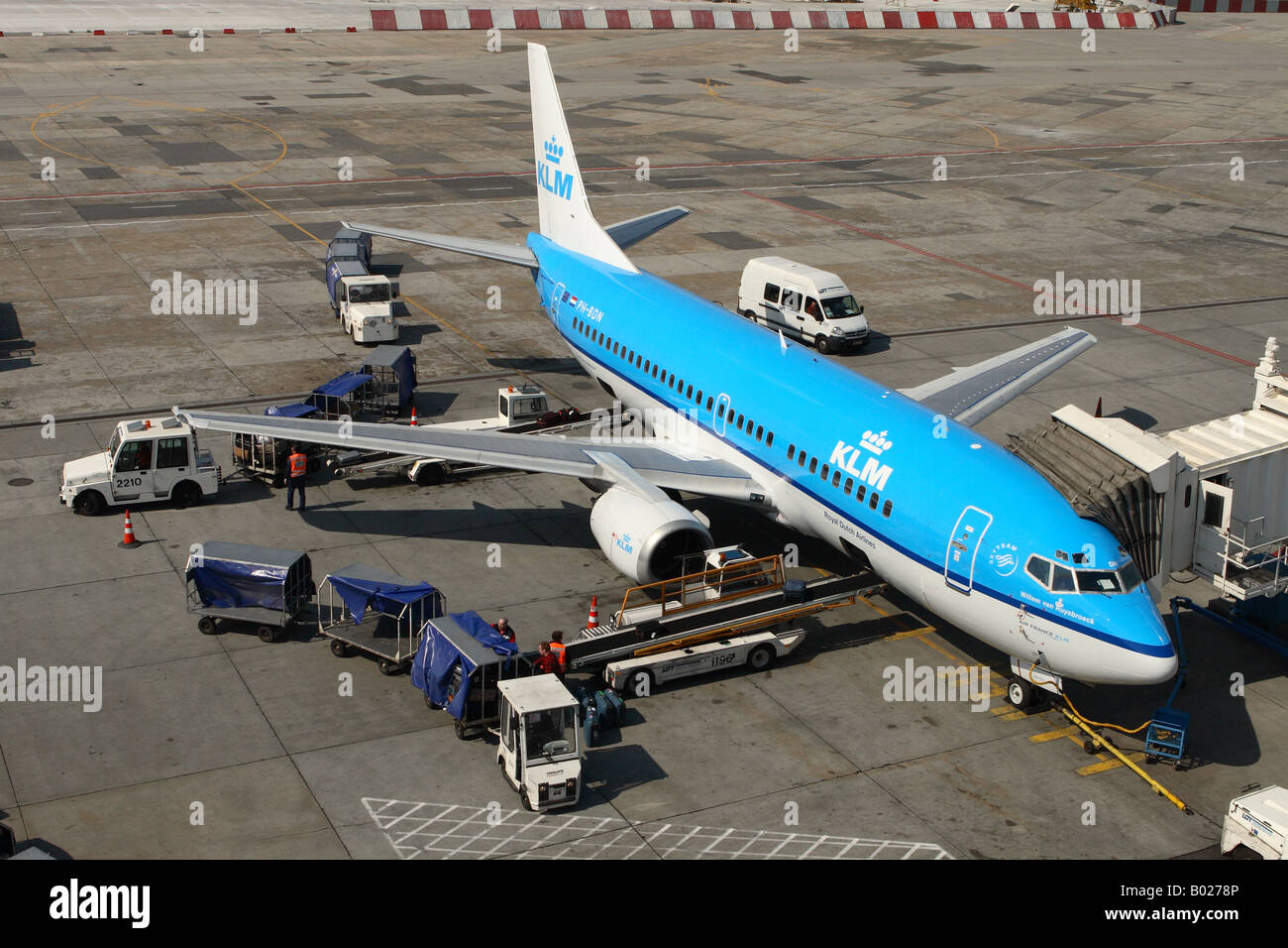 KLM Royal Dutch Airlines Boeing 737 avion de ligne avec une assurance bagages  valise en cours de chargement Photo Stock - Alamy