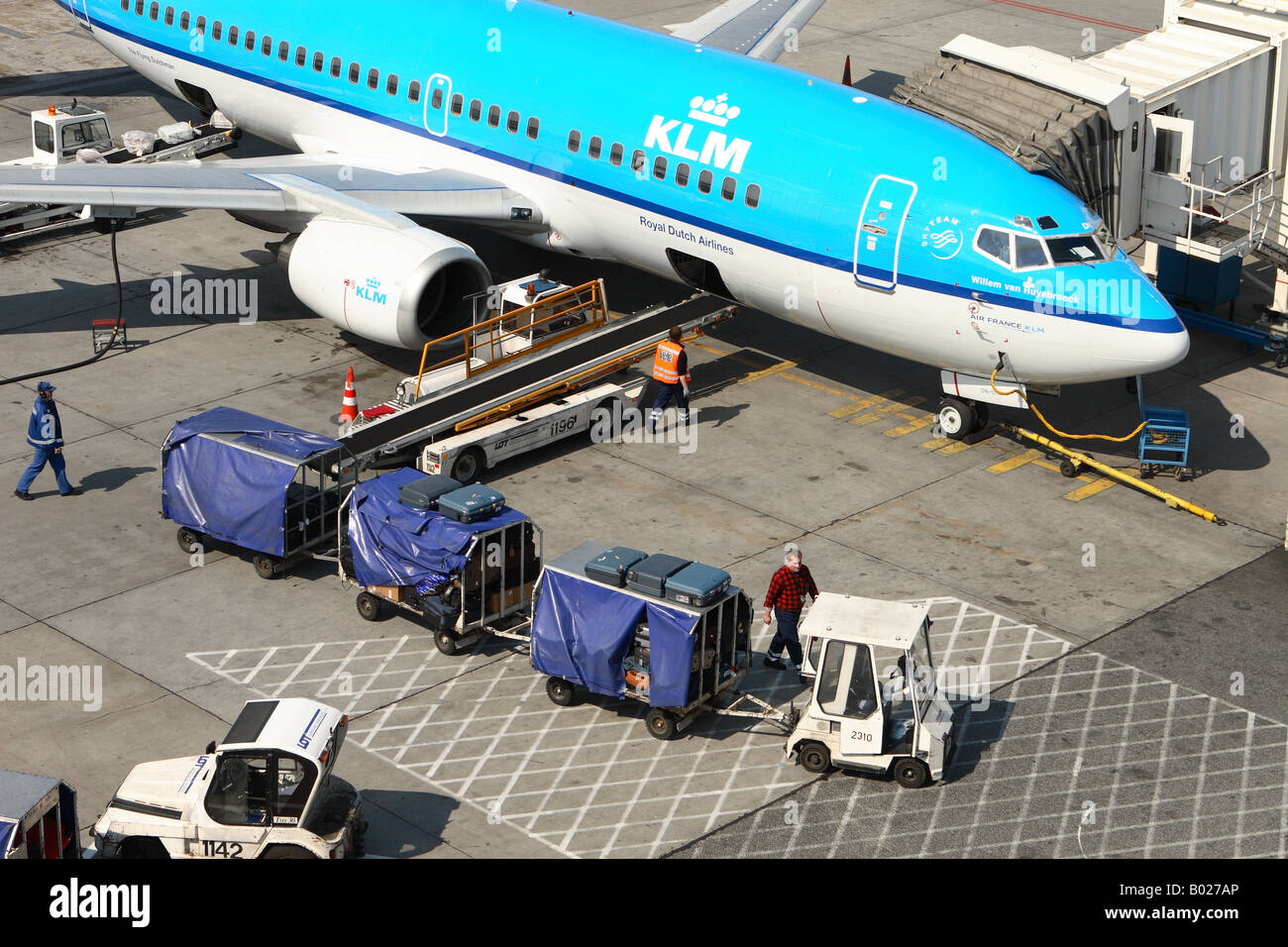 KLM Royal Dutch Airlines Boeing 737 avion de ligne avec une assurance bagages  valise en cours de chargement Photo Stock - Alamy