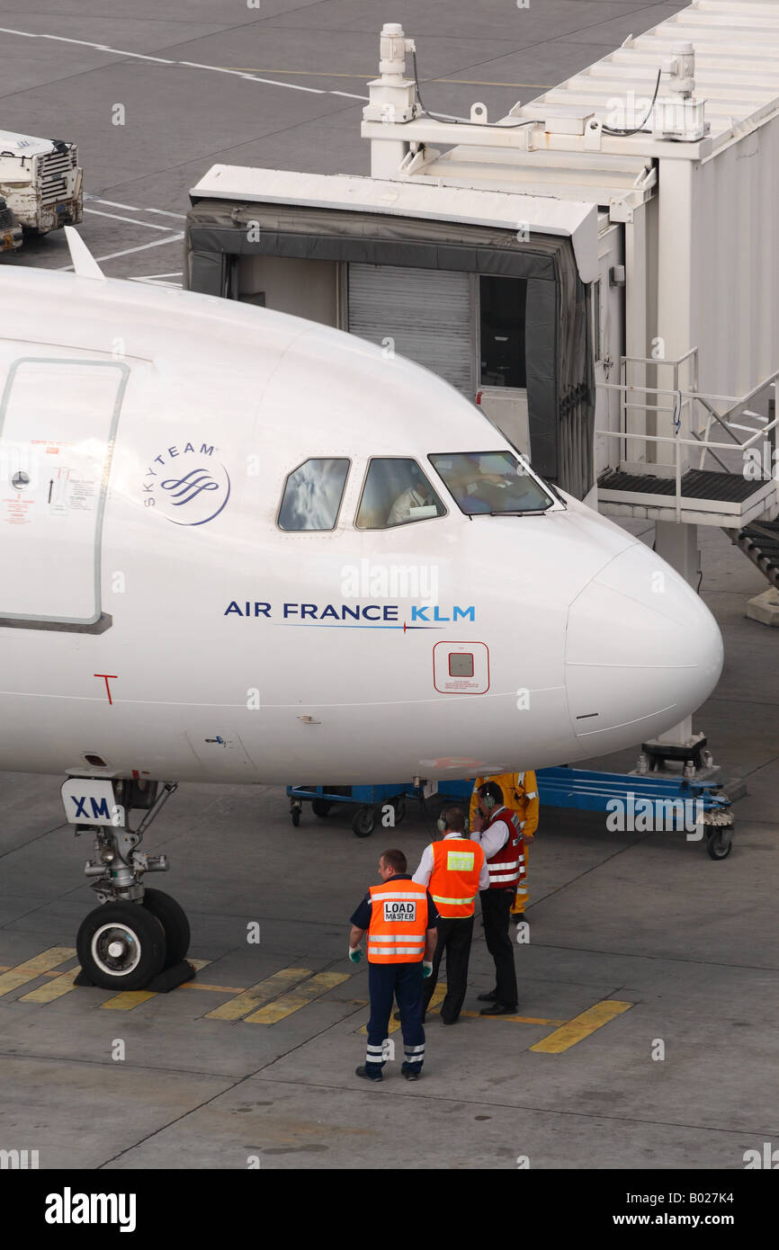 Air France KLM Airbus A319 avec le personnel au sol à l'aéroport départ pier gate Banque D'Images