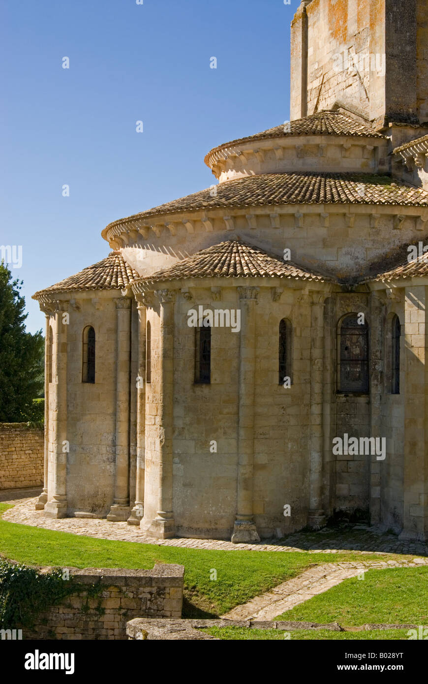 Vue de l'absidiole à plusieurs niveaux à l'avant de l'église de St Hilaire Melle Deux Sevres Poitou Charentes France Europe Banque D'Images