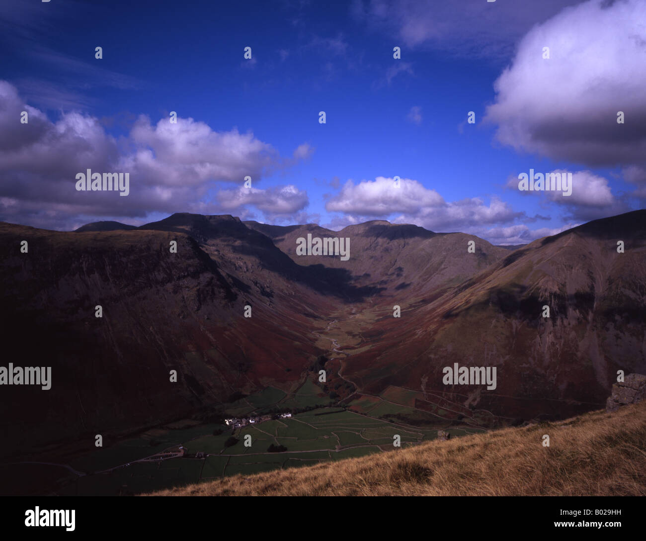 Une vue de Wasdale Head et Mosedale de Lingmell, montrant un panorama de gauche à droite du pilier rouge Pike a Kirk Cumbria Banque D'Images