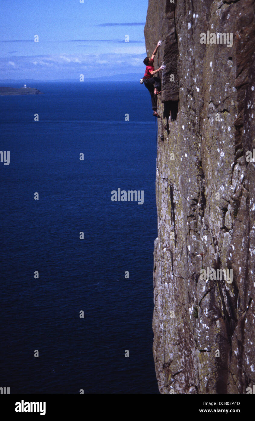 Ricky Bell escalade sur le mur de Rathlin à Fairhead Banque D'Images