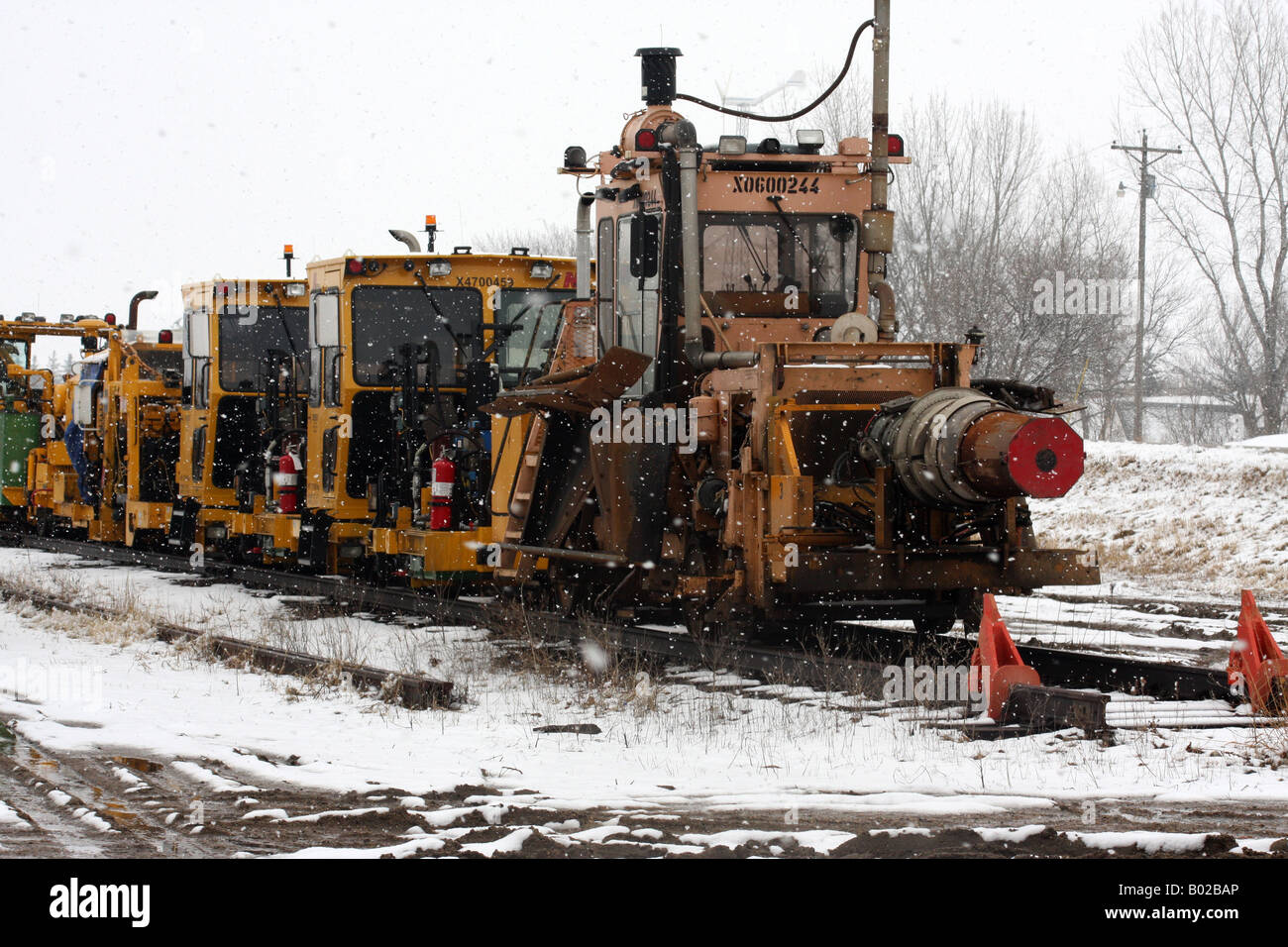 L'équipement d'entretien des chemins de fer dans l'attente de l'amélioration des conditions météorologiques. Banque D'Images