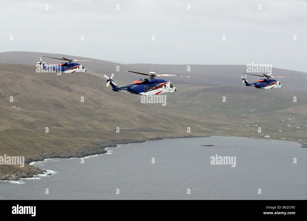 Bristows hélicoptères Sikorsky S-92 de Scatsta utilisé pour transporter les travailleurs du pétrole offshore photographié survolant Shetland Banque D'Images