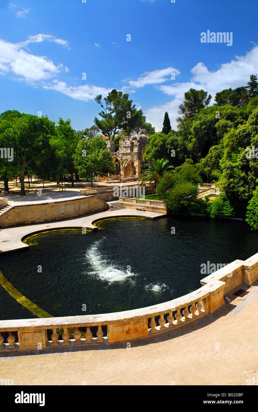 Jardins de la fontaine du parc en ville de Nîmes dans le sud de la France Banque D'Images