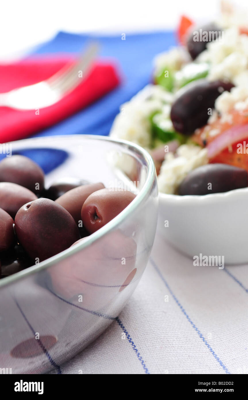 Olives noires kalamata et salade grecque avec fromage feta Banque D'Images