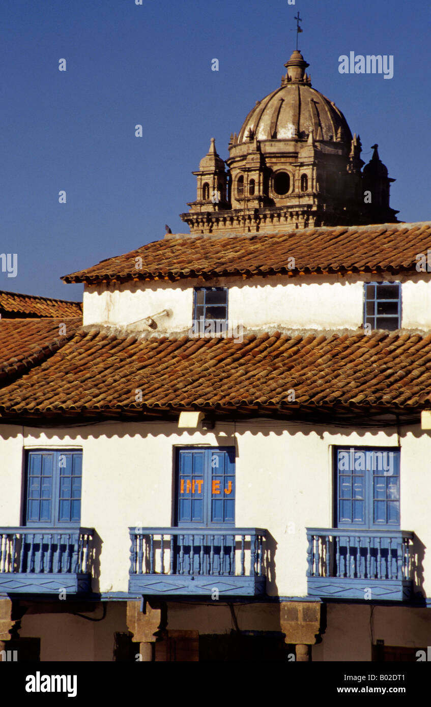 Façade coloniale historique et architecture entourant l'emblématique Plaza de Armas à Cusco, au Pérou, un site du patrimoine mondial de l'UNESCO riche en patrimoine culturel. Banque D'Images