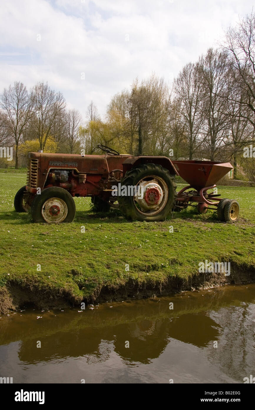 Vieux tracteur rouge sur la terre Banque D'Images