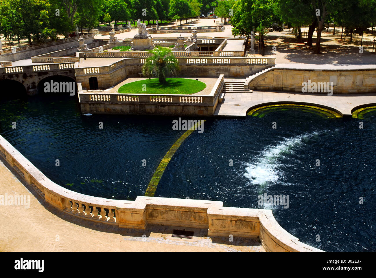 Jardins de la fontaine du parc en ville de Nîmes dans le sud de la France Banque D'Images