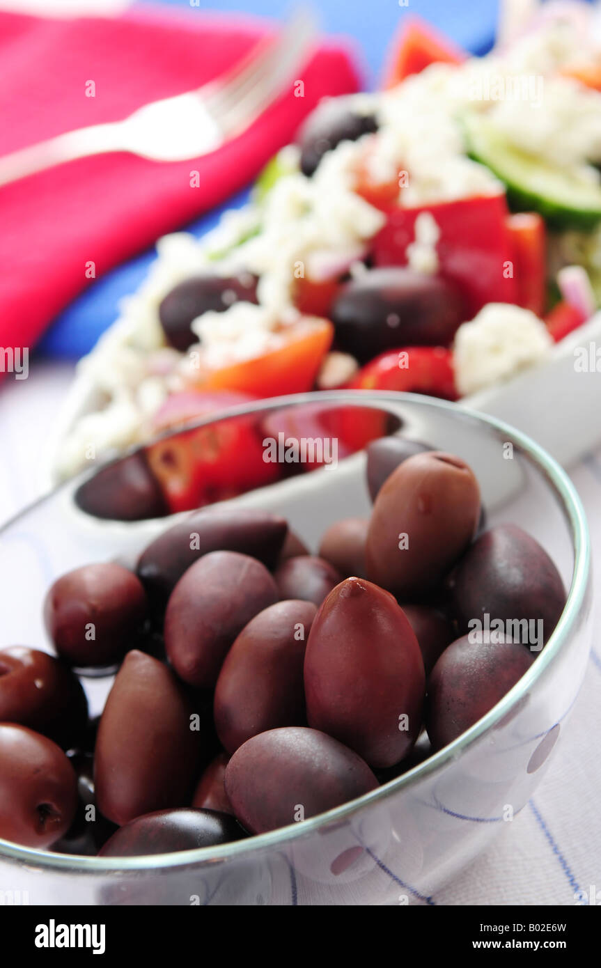 Olives noires kalamata et salade grecque avec fromage feta Banque D'Images