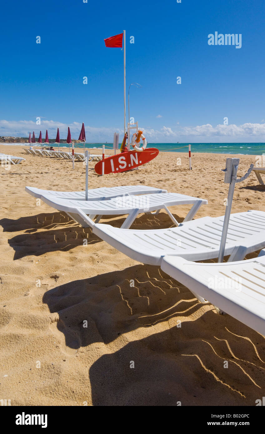Chaises longues et lifeguard station Praia da Rocha Portimao Algarve Portugal Europe de l'UE Banque D'Images