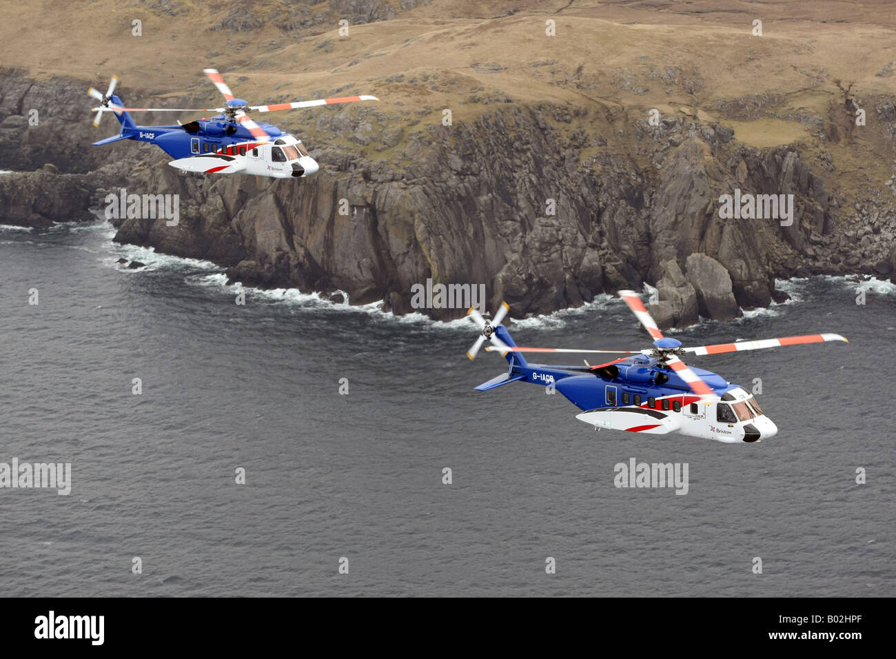 Deux Bristows hélicoptères Sikorsky S-92 de Scatsta utilisé pour transporter les travailleurs du pétrole offshore photographié survolant Shetland Banque D'Images
