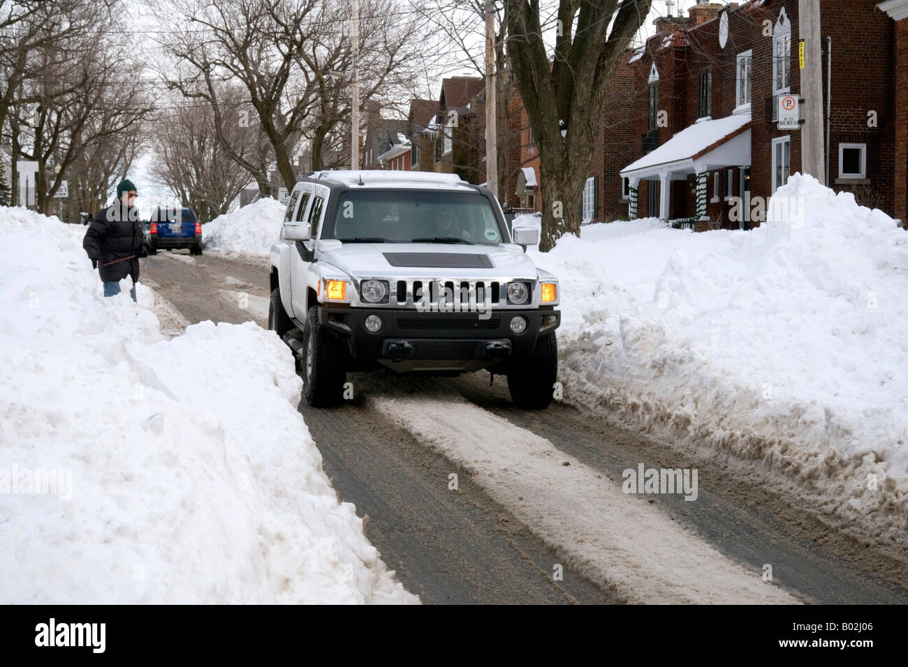 Le trafic d'un faubourg de neige lié à Montréal. Banque D'Images