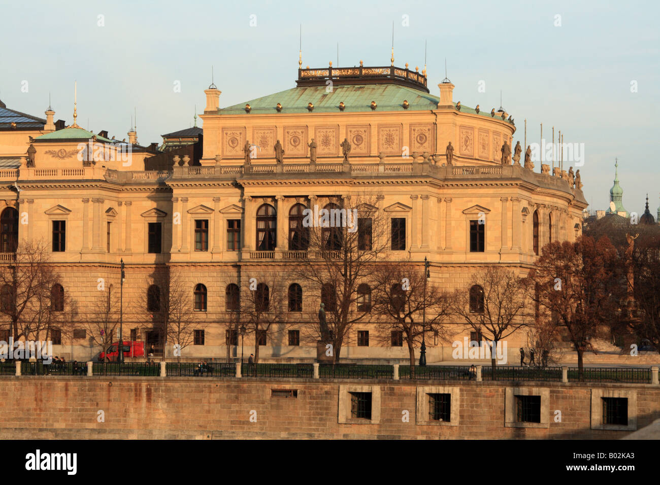 La face ouest du Rudolfinum au-dessus de la Vltava de Malostrana Banque D'Images