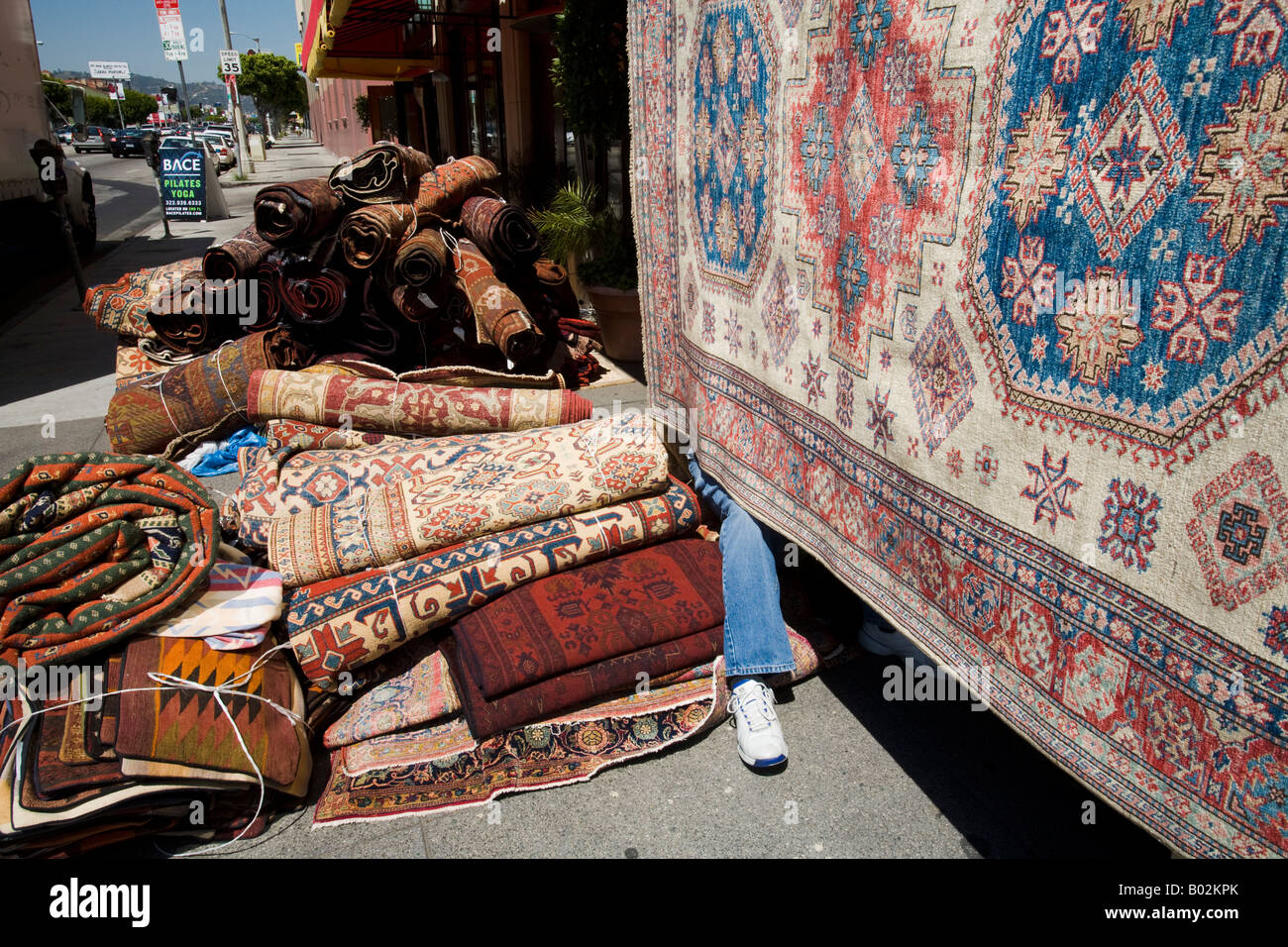 Les travailleurs d'une boutique de tapis prendre une pause pendant le déchargement de la Los Angeles County tapis California United States of America Banque D'Images