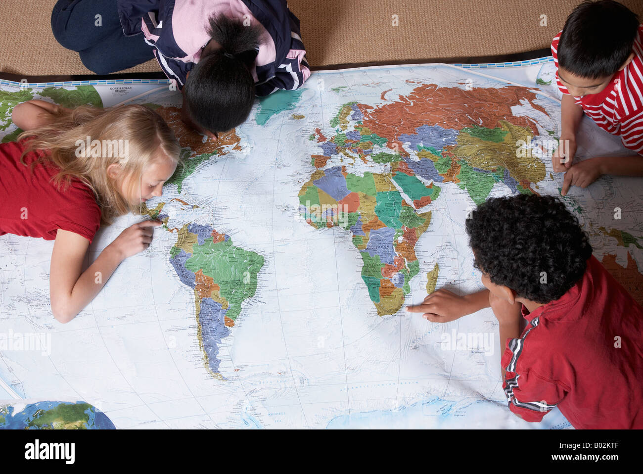 Les étudiants à la recherche multi-ethnique à la carte du monde Banque D'Images
