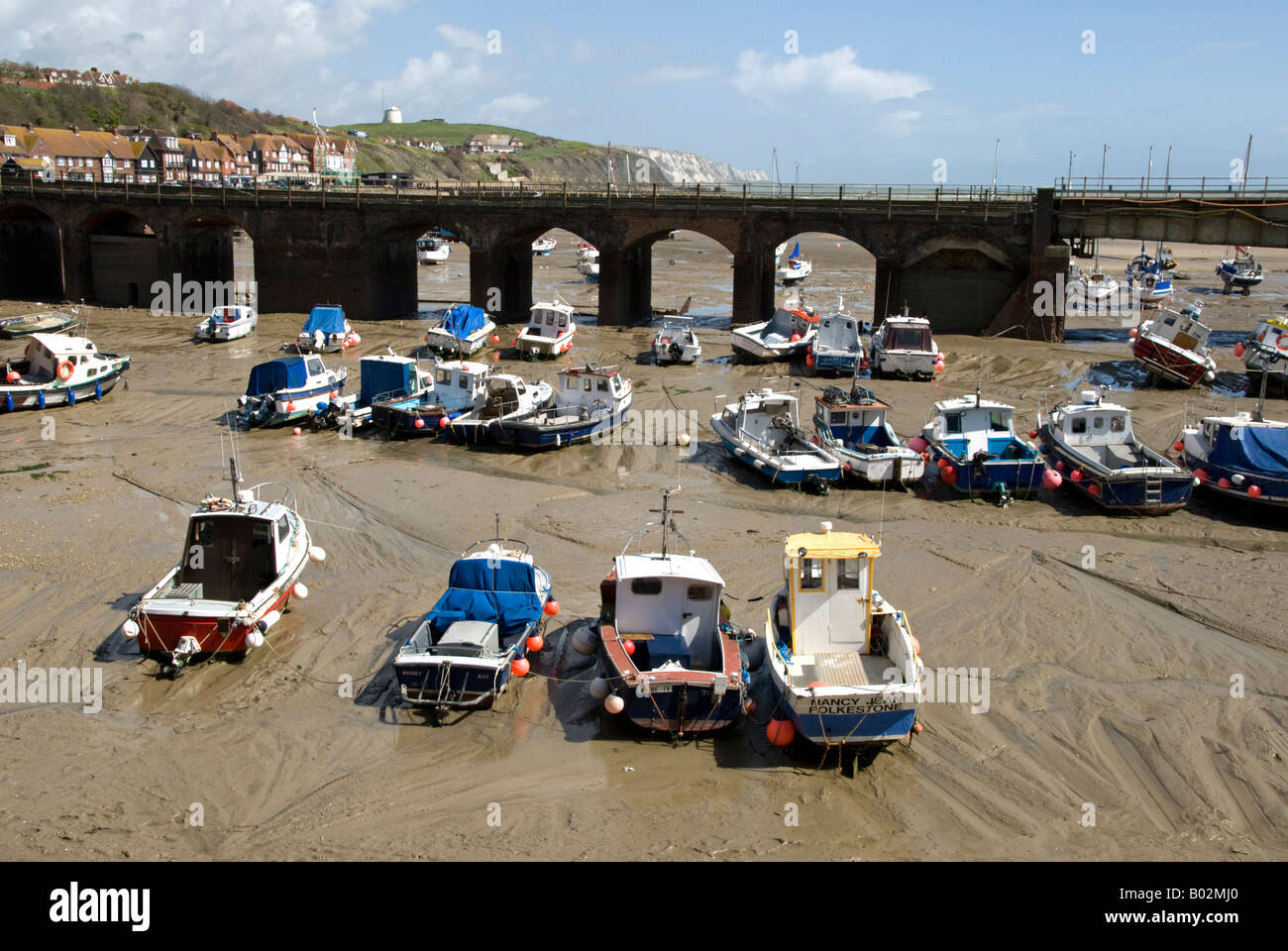 Le port de Folkestone, Kent, Angleterre, à marée basse, montrant le viaduc ferroviaire. Banque D'Images