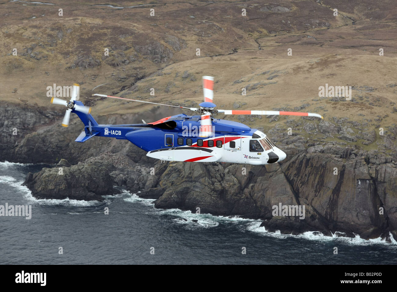 Bristows hélicoptère Sikorsky S-92 de Scatsta utilisé pour transporter les travailleurs du pétrole offshore photographié survolant Shetland Banque D'Images