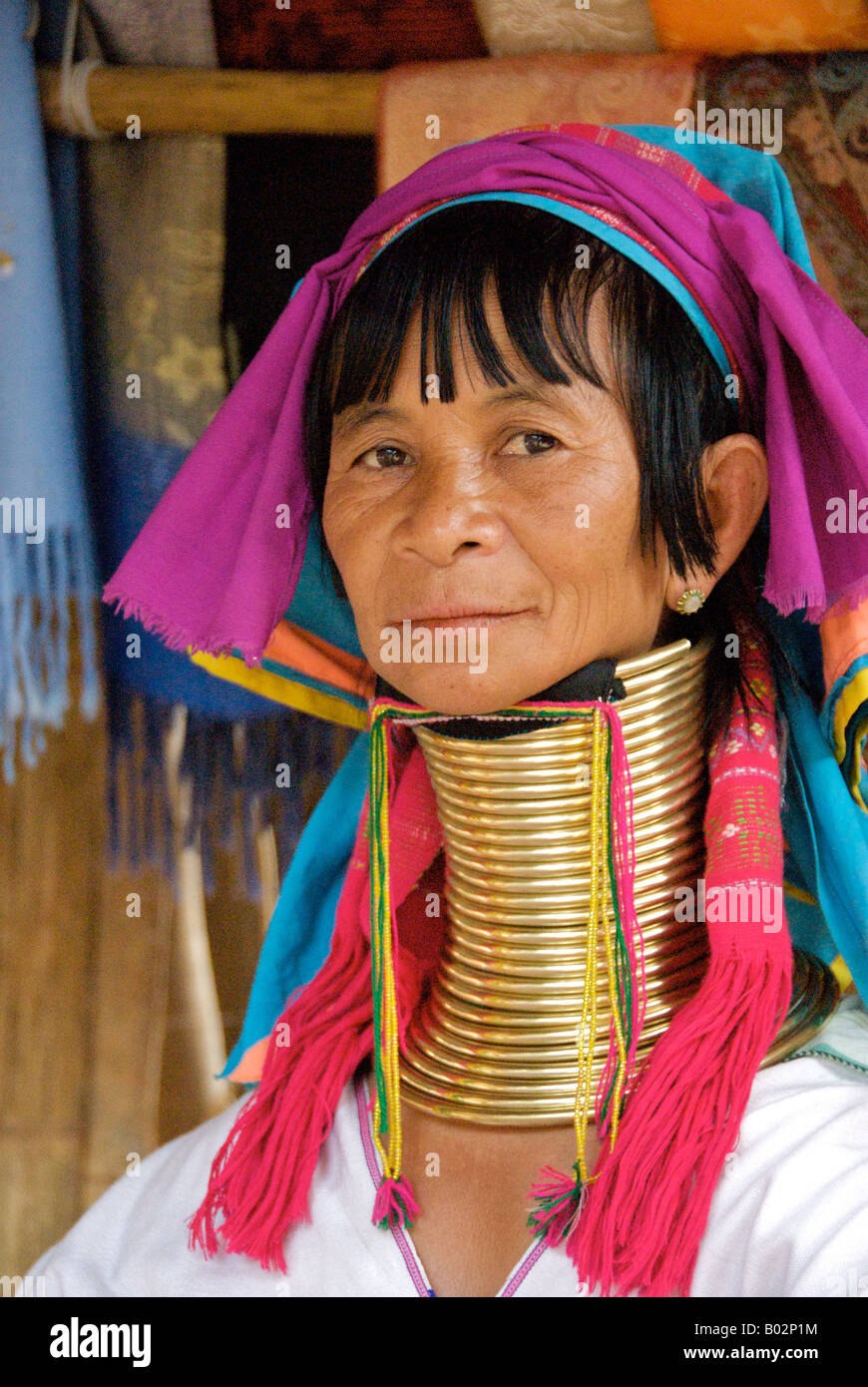 Long cou bijoux Karen Hill tribe bobines de bandes en laiton d'or femelle femme artisanat textile tissu ethnique de l'artisanat Banque D'Images
