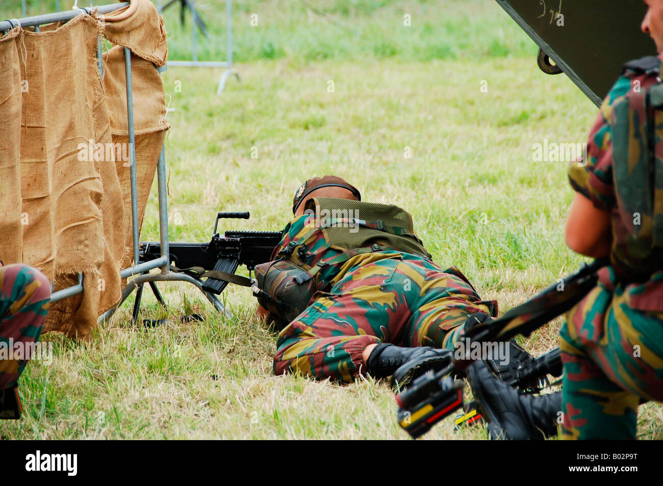 Un soldat de l'armée belge sur la protection à l'aide de son fusil FN Minimi. Banque D'Images