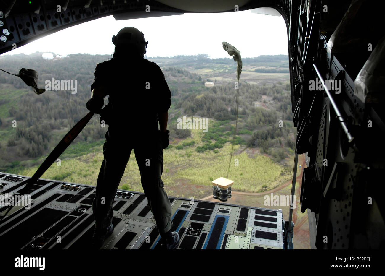 Montres Aviateur un ensemble pratique tombent d'un C-17 Globemaster III au cours d'une mission de formation d'airdrop 16 Juillet sur Hawaii. Banque D'Images
