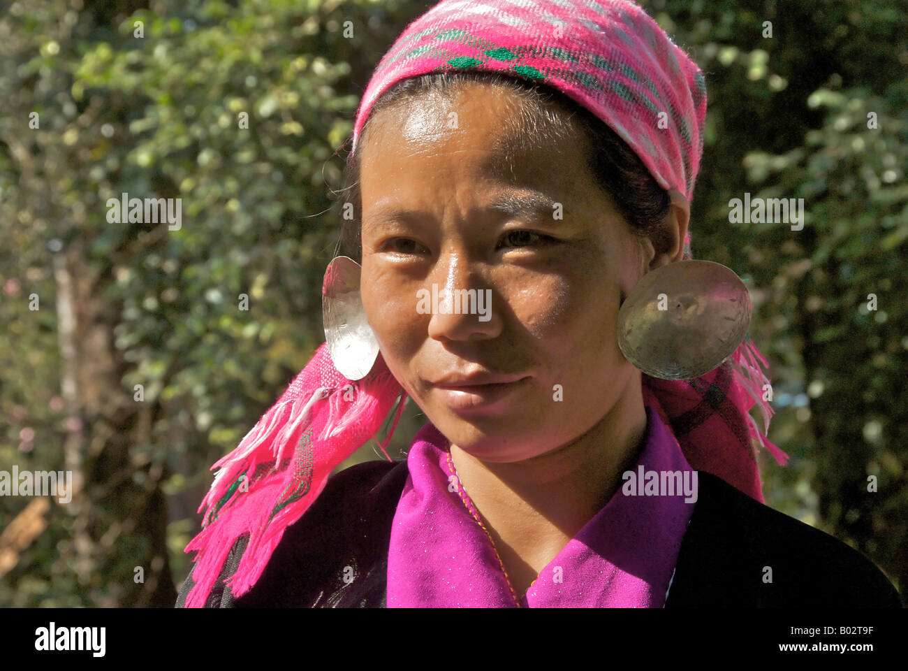 Hill tribe portrait femme aux boucles de disque La province de Chiang Rai dans le Nord de la Thaïlande Banque D'Images
