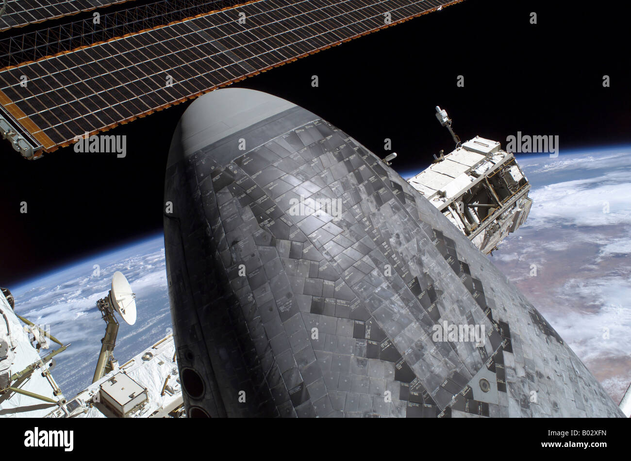 La navette spatiale Discovery amarrée à la Station spatiale internationale. Banque D'Images